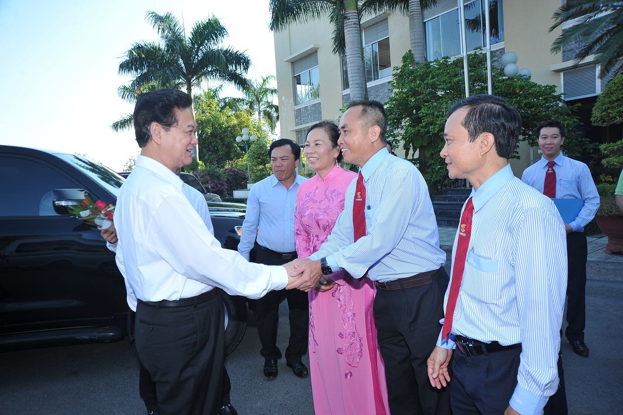 Thủ tướng Nguyễn Tấn Dũng thăm và làm việc tại Nhà máy